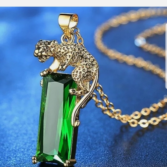 Beautiful classic green emerald and tiger necklace - Picture 6 of 7